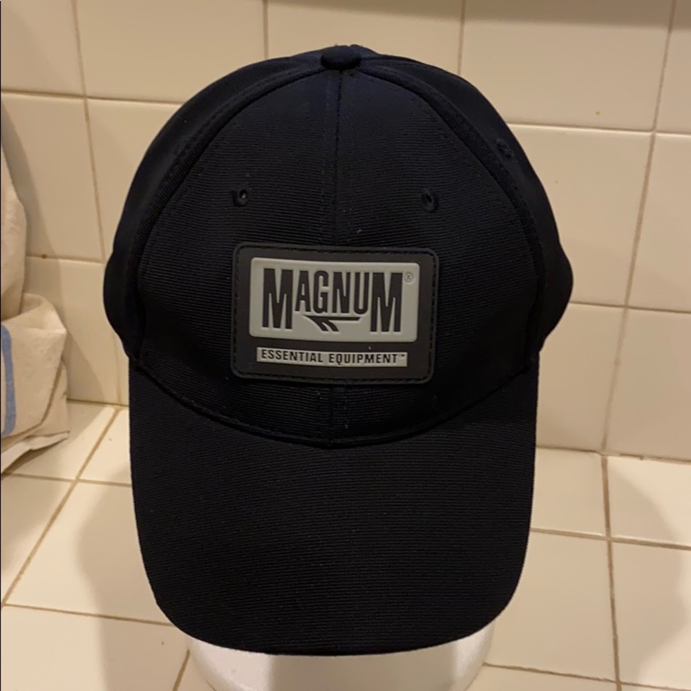 Magnum baseball style in good condition